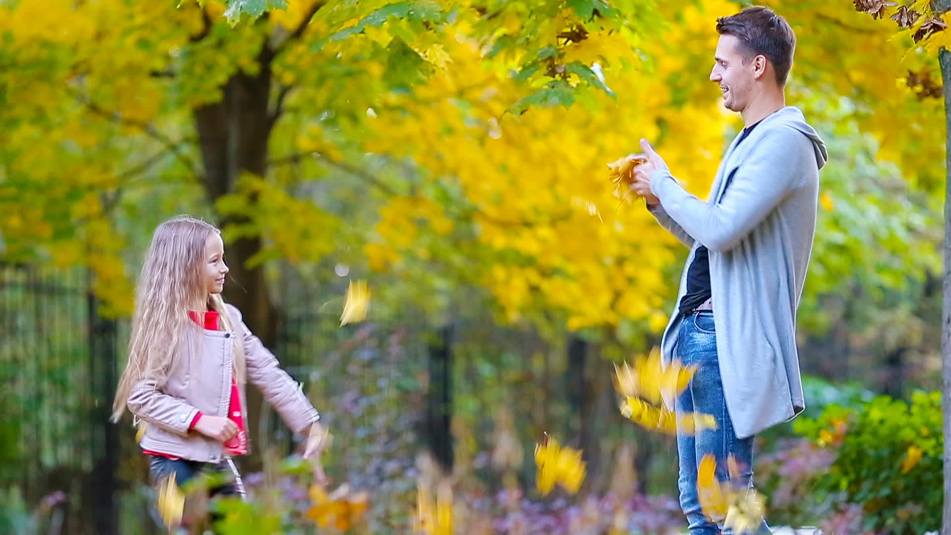 秋天公园里可爱的小女孩和快乐的父亲视频的预览图