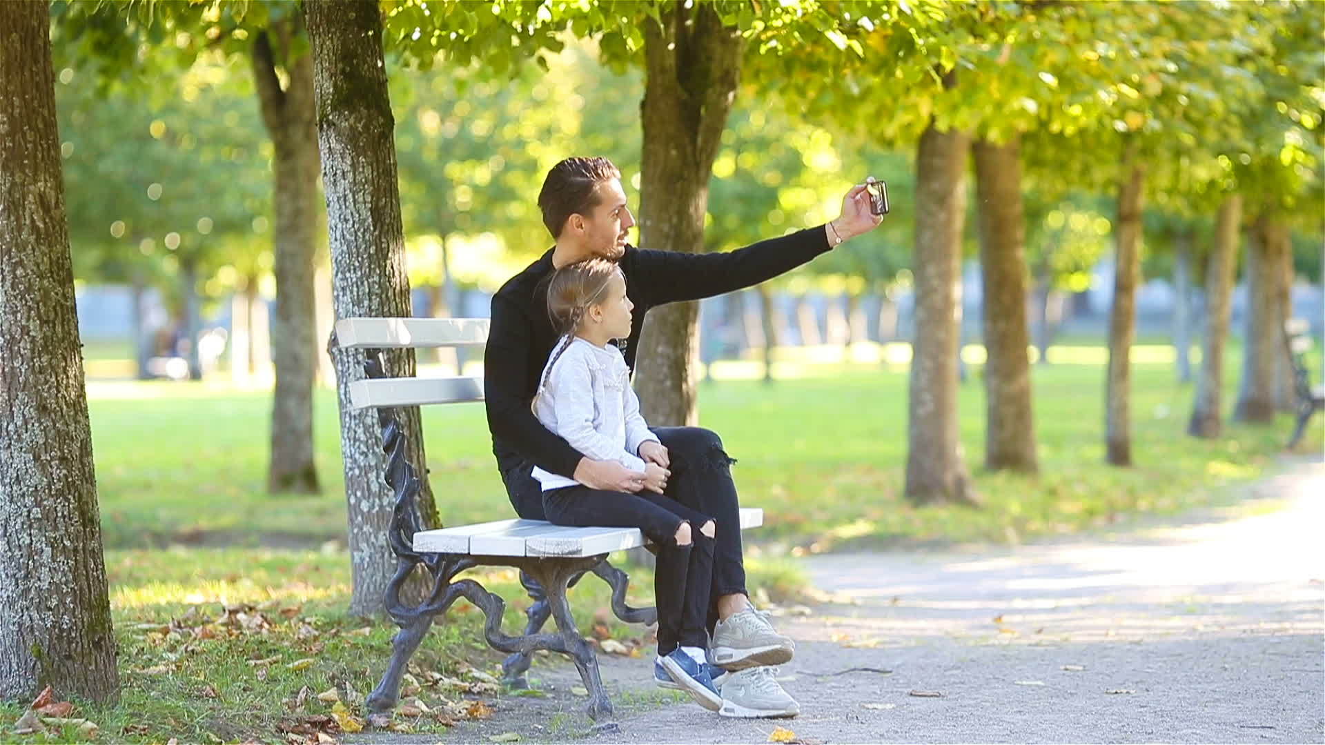 父亲和孩子在美丽的秋天自拍视频的预览图