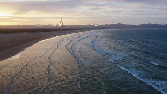 航拍夕阳下的海滩视频的预览图