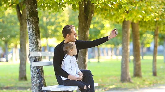 享受在美丽的秋天自拍的快乐家庭视频的预览图