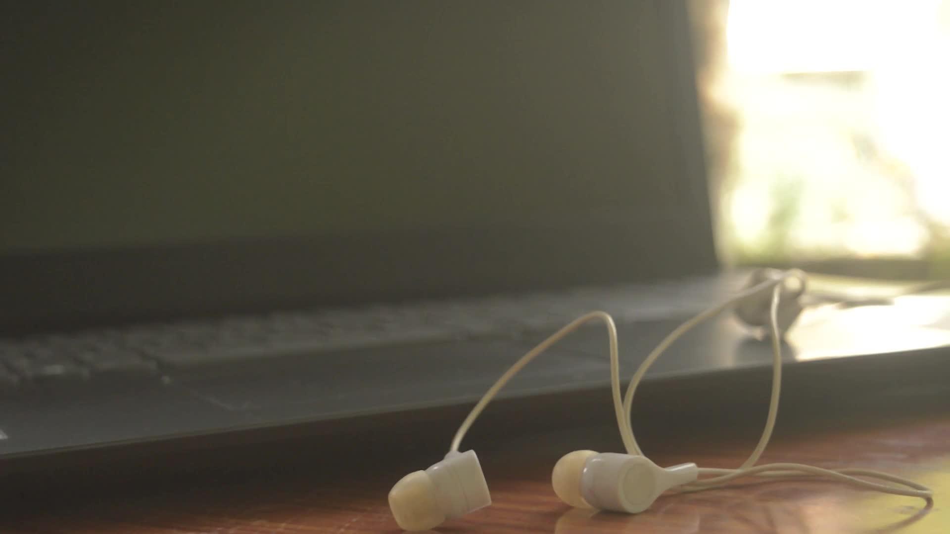 耳机耳塞插孔特写用于在便携式设备上收听音乐和声音视频的预览图