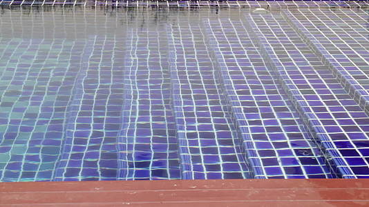 游泳池的瓷砖台阶视频的预览图
