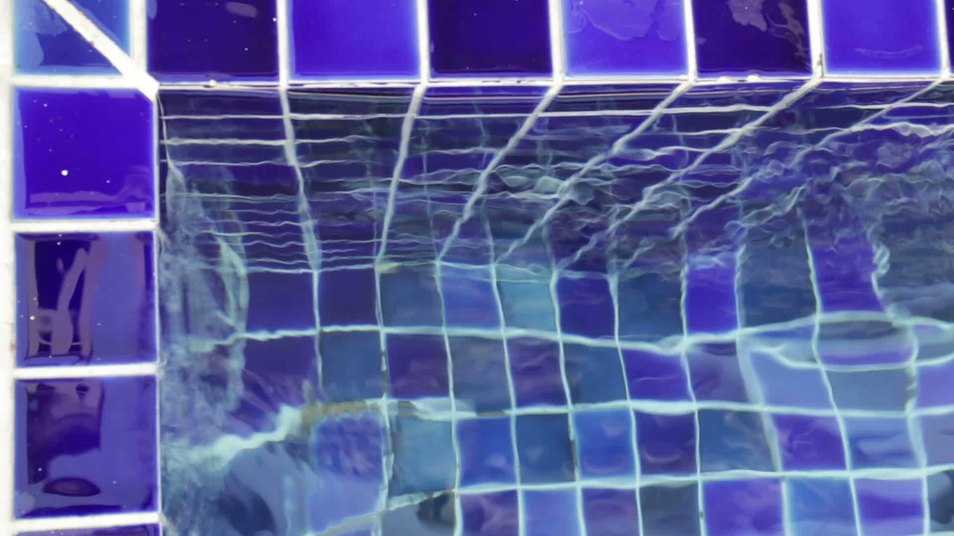 游泳池的蓝色粘土方形瓷砖视频的预览图