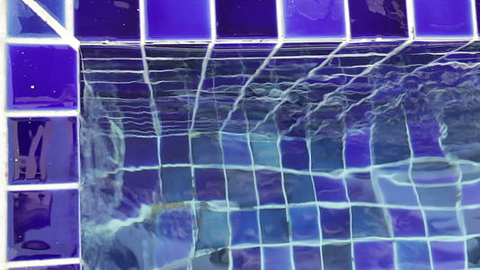 游泳池的蓝色粘土方形瓷砖视频的预览图