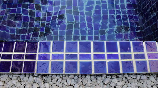 简单游泳池的蓝色粘土方形瓷砖框架视频的预览图