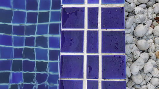 蓝色粘土方砖游泳池边缘视频的预览图