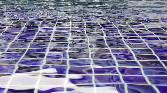 蓝色游泳池马赛克瓷砖地板视频的预览图