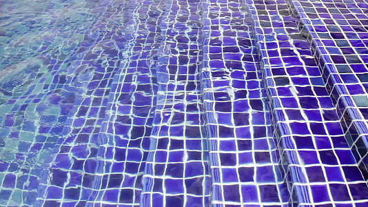 游泳池水下蓝色马赛克瓷砖楼梯视频的预览图