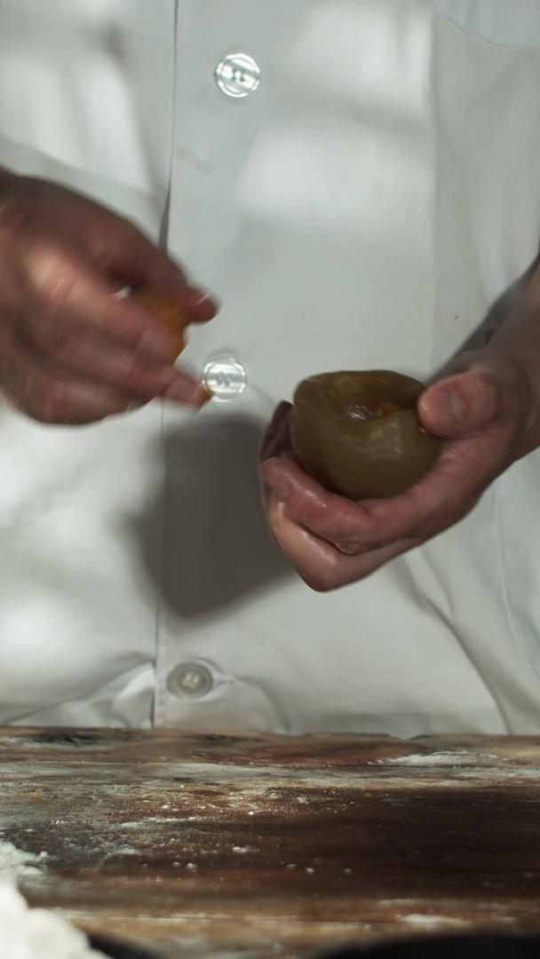实拍中秋制作咸蛋黄馅月饼视频的预览图