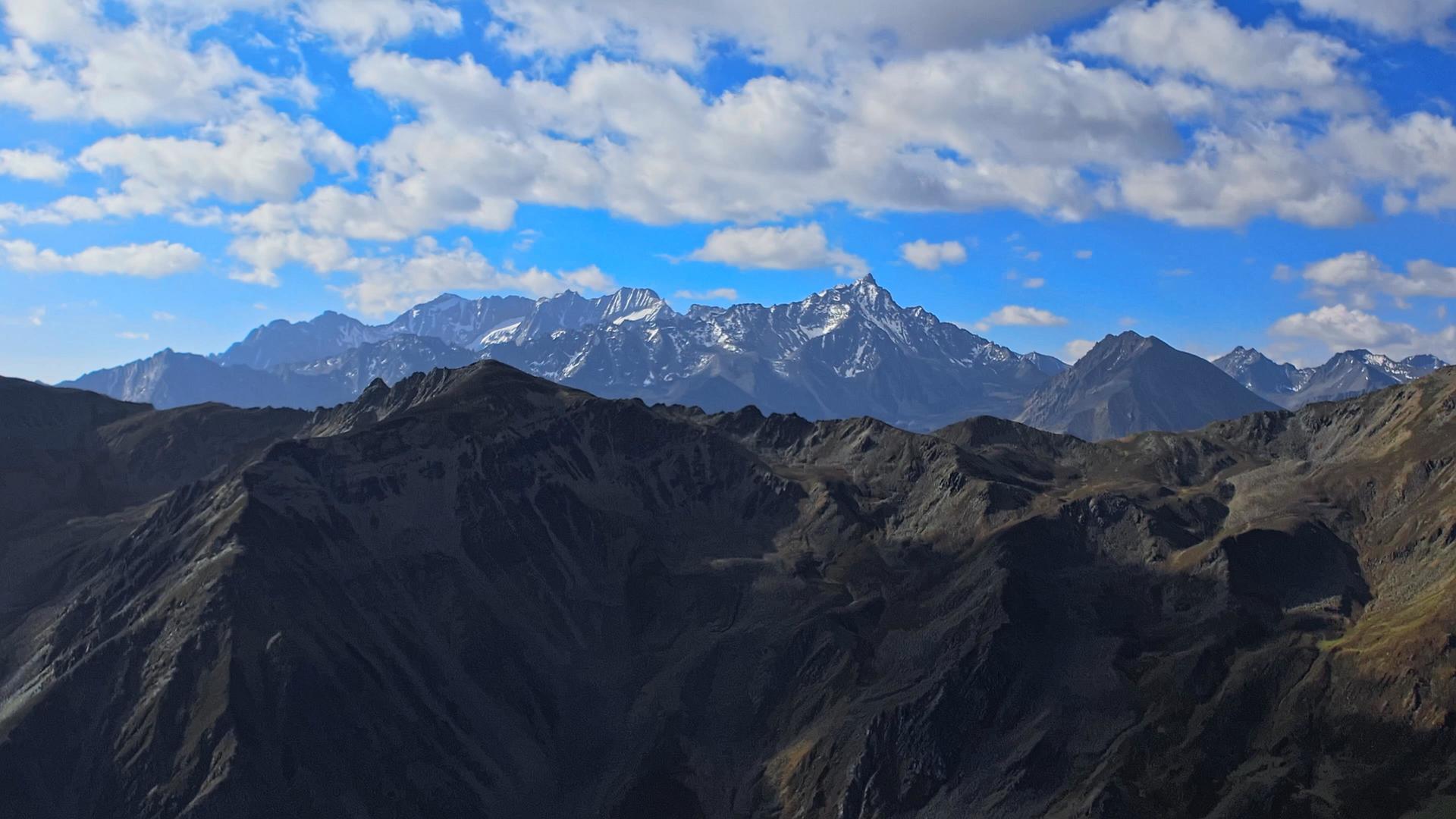 四K震撼航拍川西甘孜贡嘎雪山天气晴朗视频的预览图
