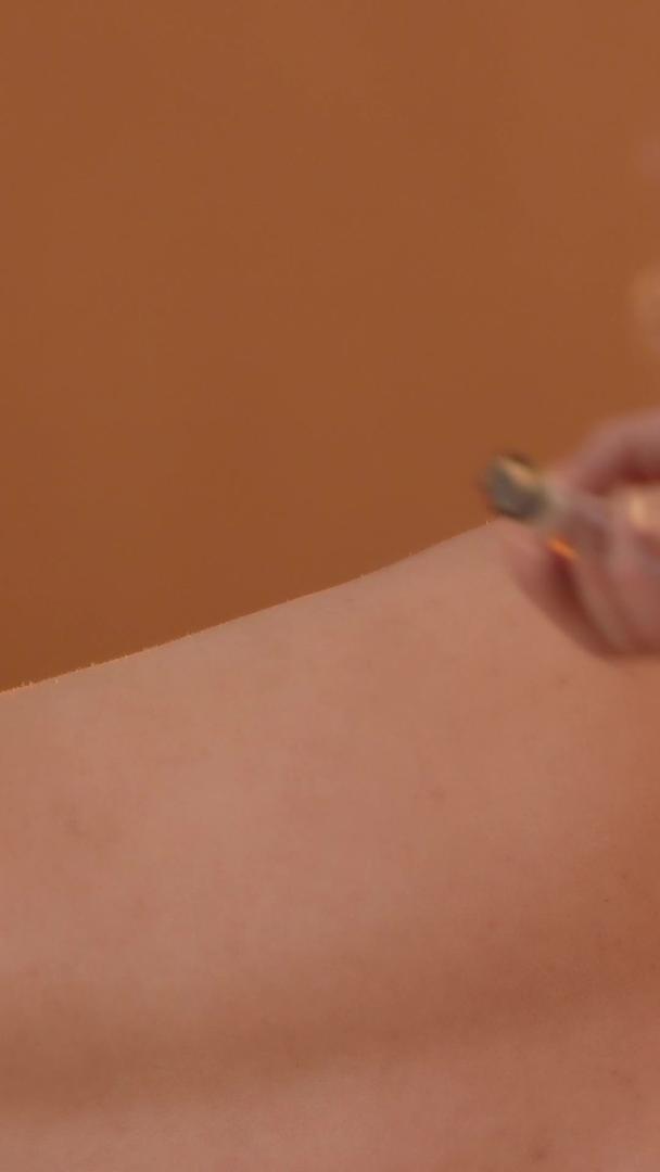 老中医艾灸热疗法背部艾灸视频的预览图