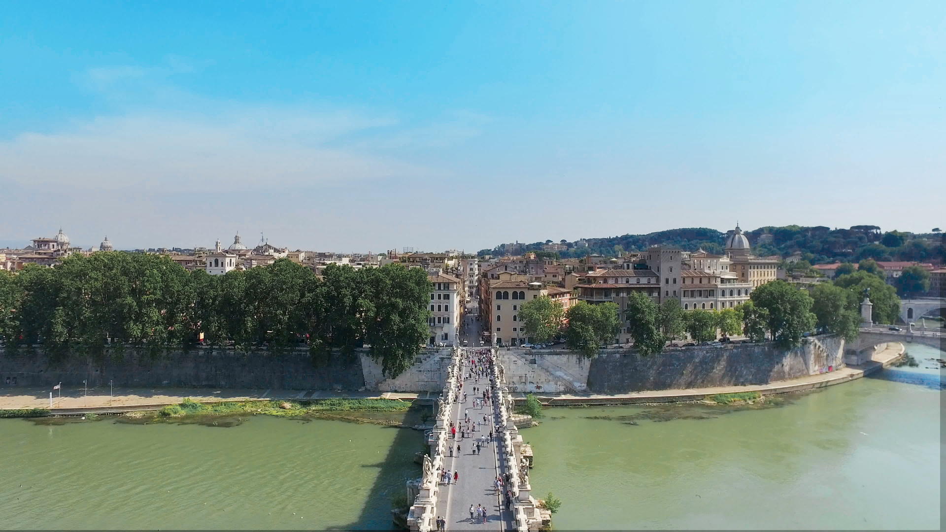 游客穿过著名的天使城堡桥SanAngelao罗曼视频的预览图