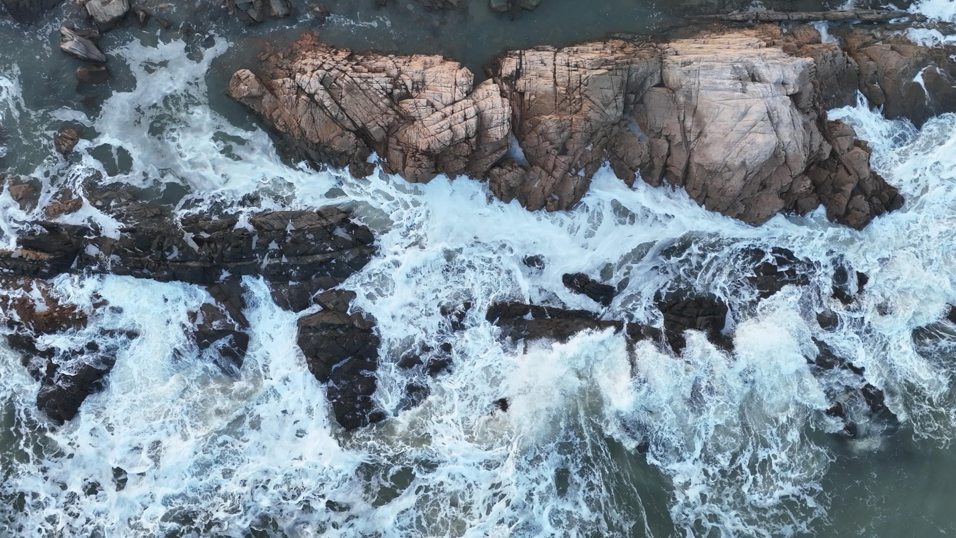 慢镜头升级拍摄青岛海景礁石海浪4k素材视频的预览图