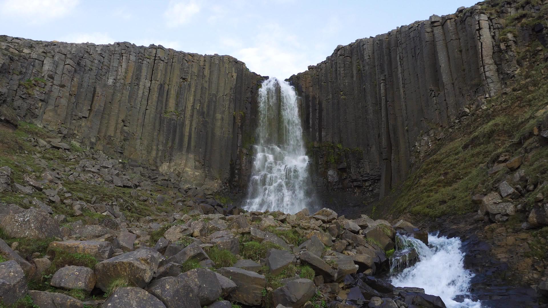 瀑布位于东冰原带刺状柱视频的预览图