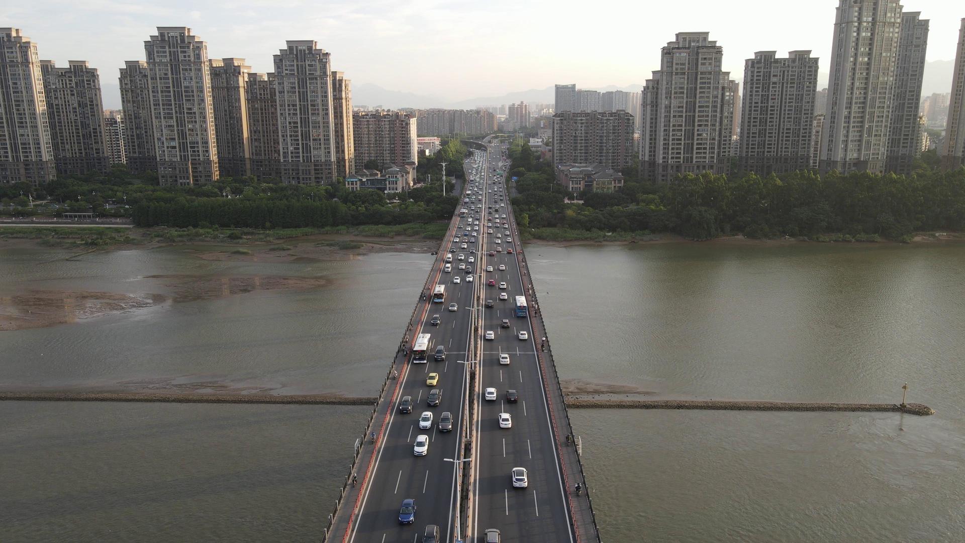 航拍城市跨河大桥拥堵的交通视频的预览图