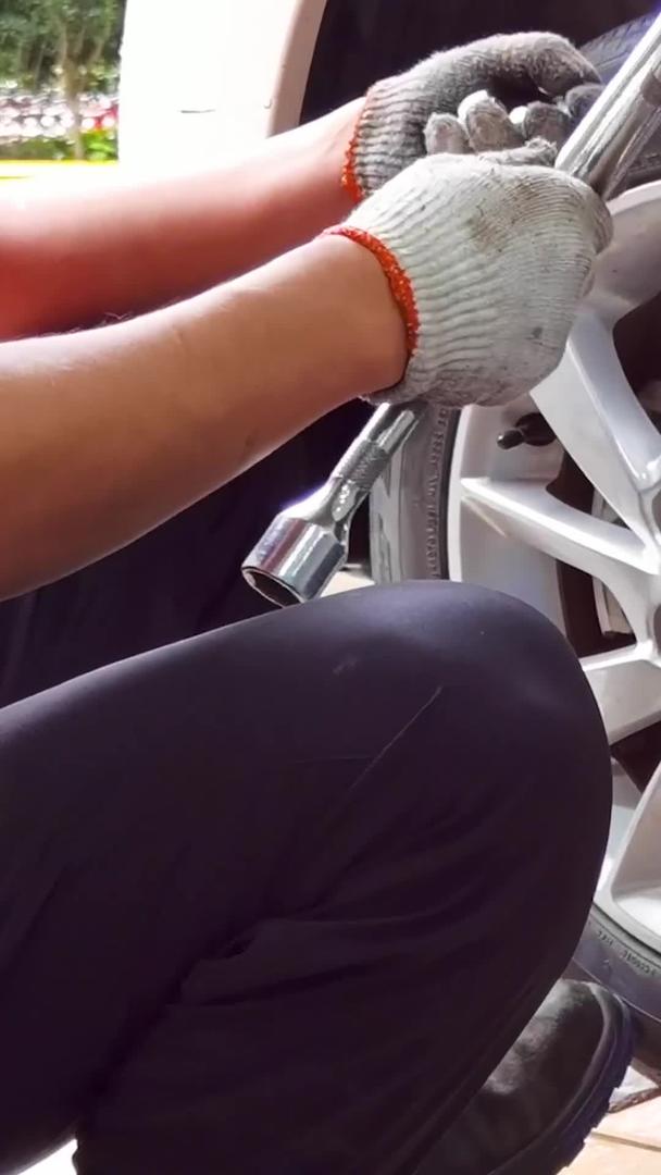 汽车轮胎安装施工材料？视频的预览图