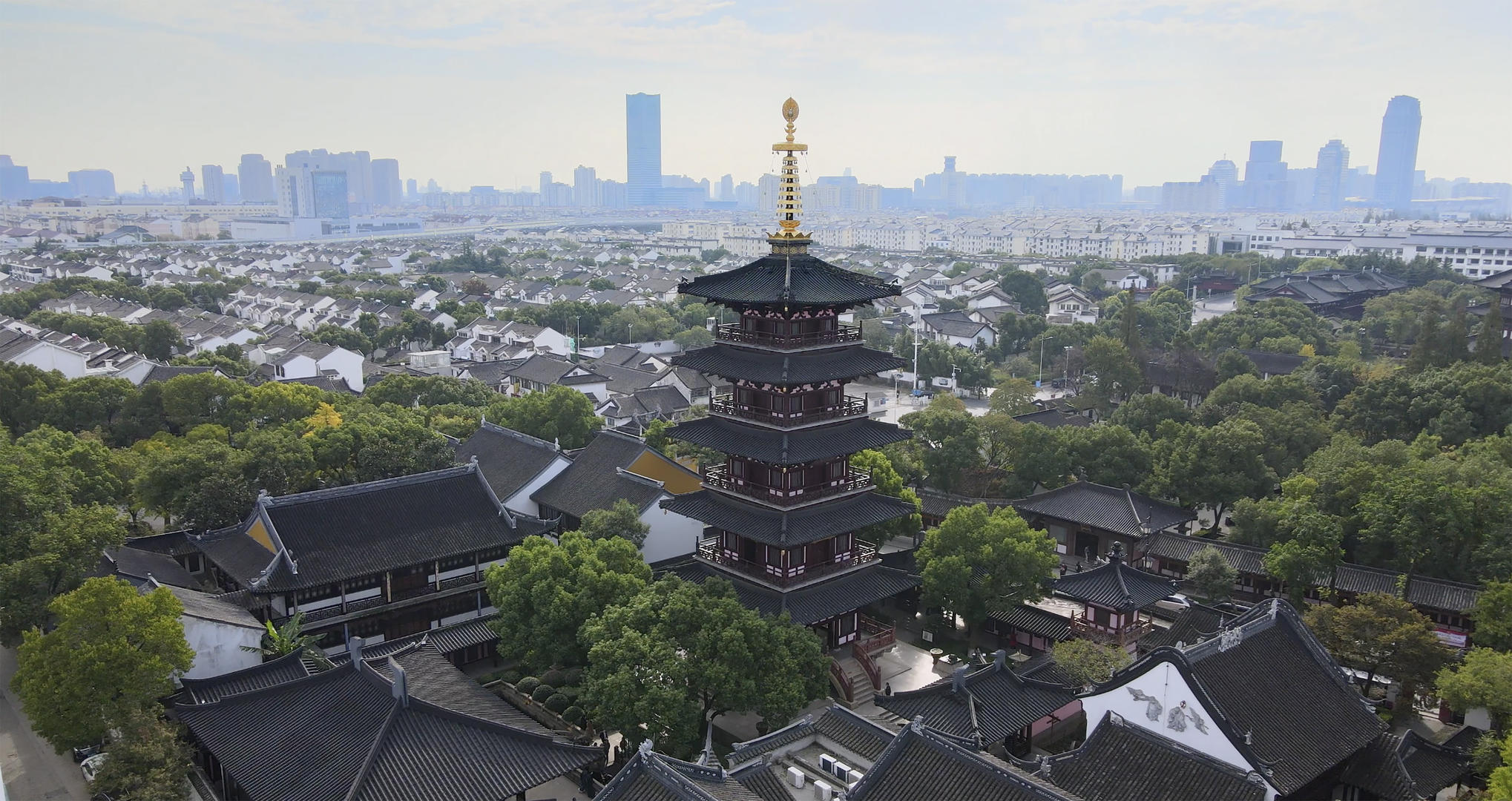 4k实拍江苏苏州寒山寺环绕航拍视频视频的预览图
