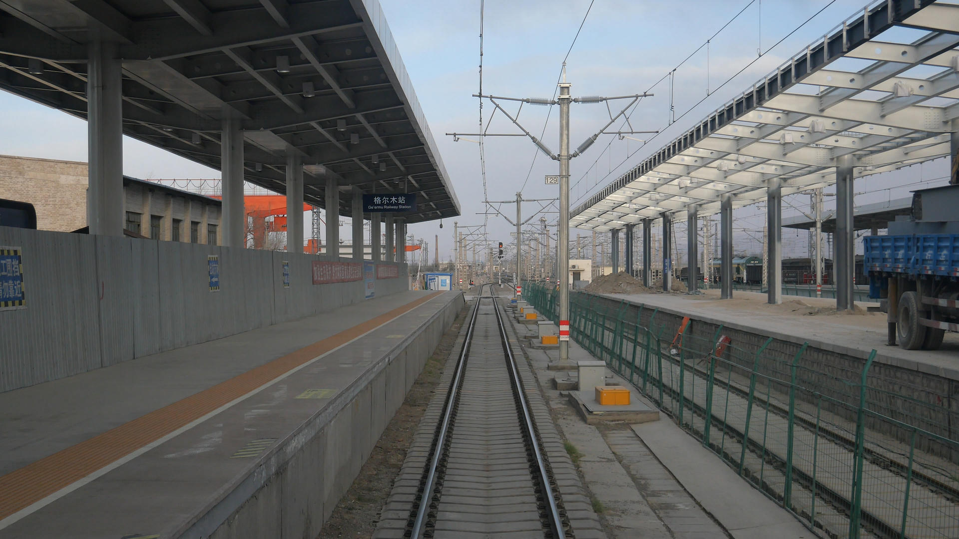 火车驶离格尔木站视频的预览图