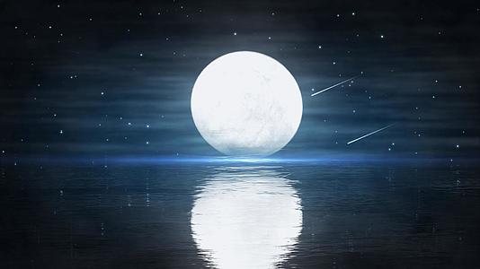 4K蓝色静谧动态唯美湖面的月亮背景视频视频的预览图