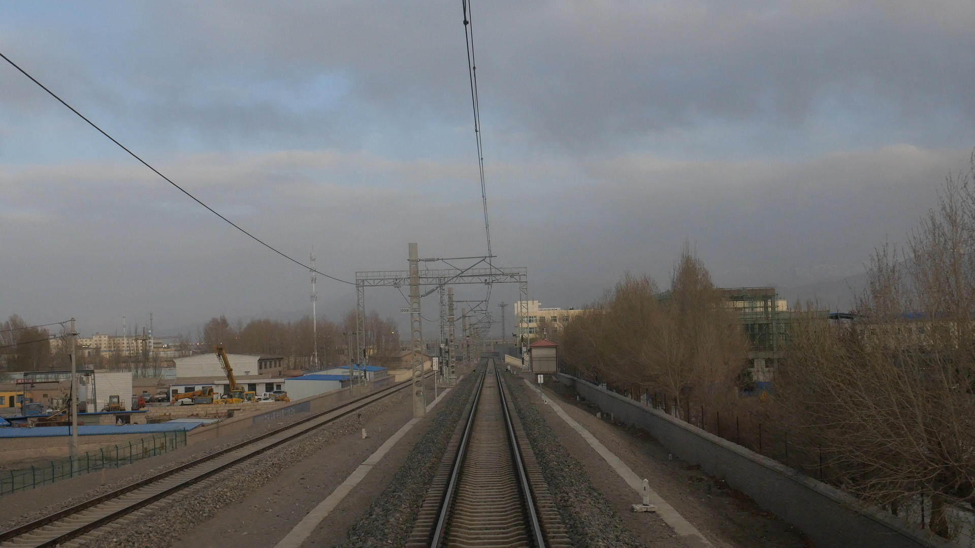 铁轨上行驶的火车视频的预览图