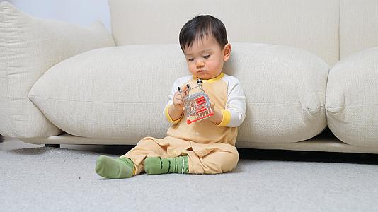 男婴在客厅地毯上玩耍视频的预览图