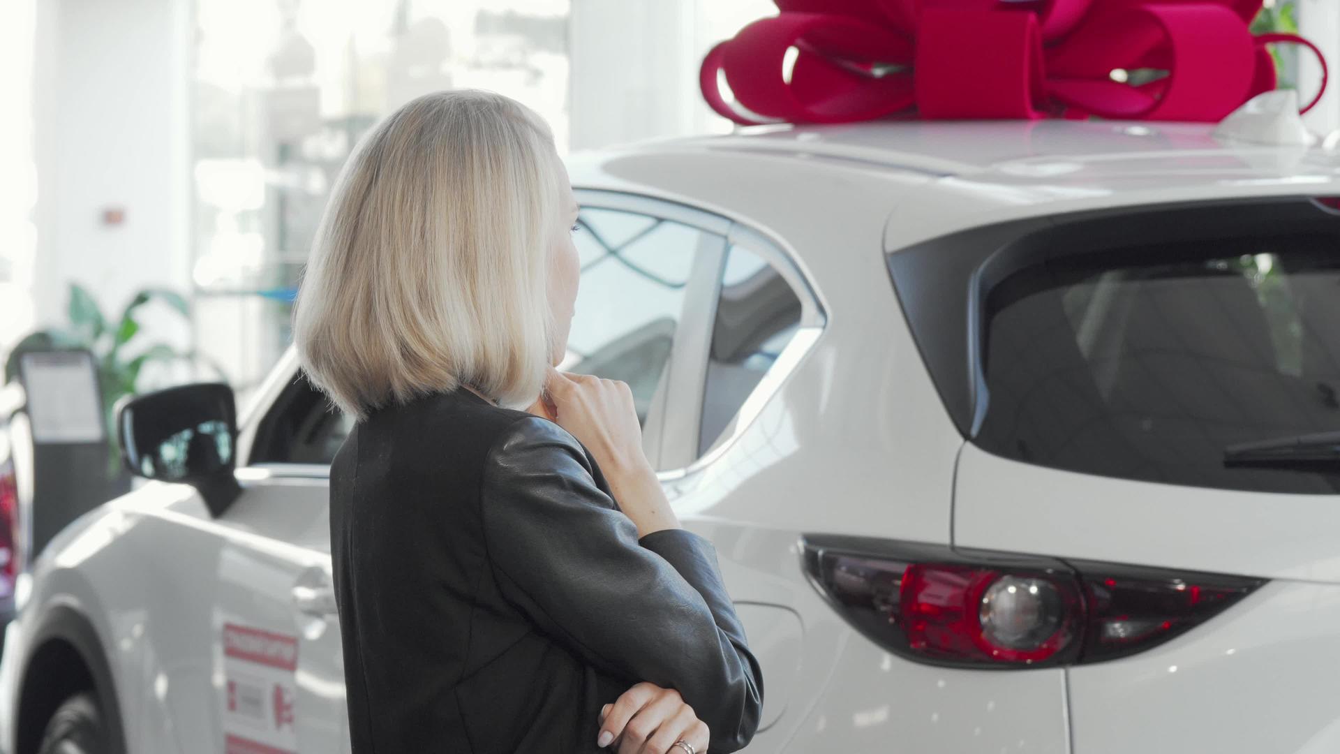 女性客户在汽车经销商销售时检查新车销售情况视频的预览图