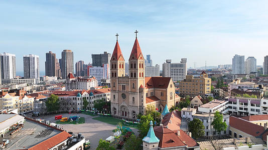 青岛城市地标历史建筑圣弥厄尔天主教堂街景4k素材视频的预览图