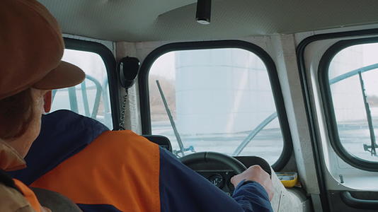冬天在河上开车时 男子驾驶驾驶员持有方向轮机视频的预览图
