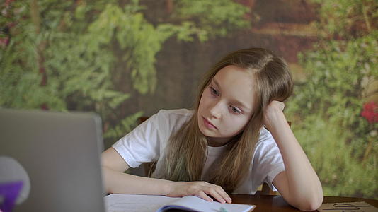 悲伤的女孩坐在笔记本电脑前视频的预览图