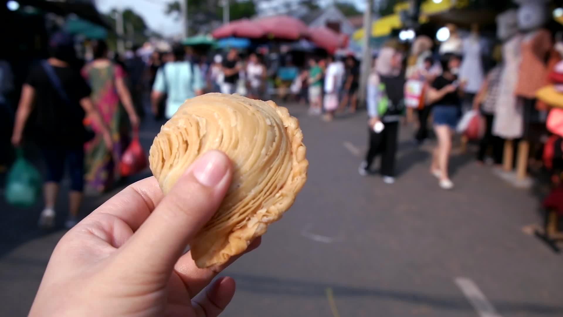旅行者尝试咖喱炒咖喱酱视频的预览图