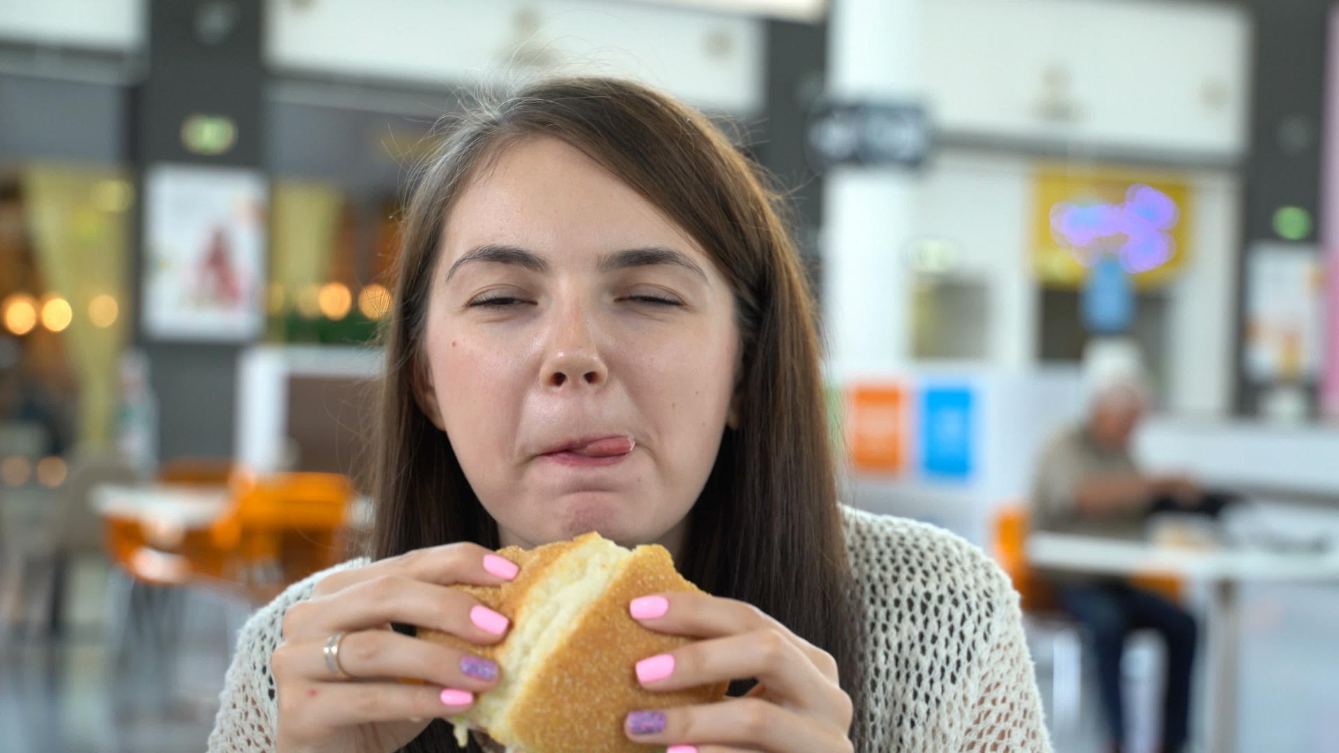 女孩吃汉堡视频的预览图