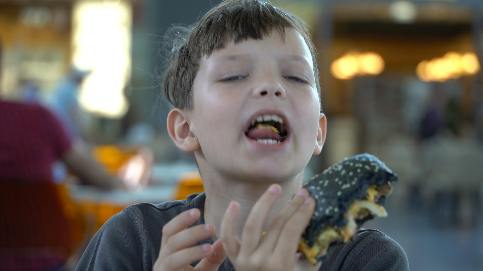 男孩吃汉堡视频的预览图