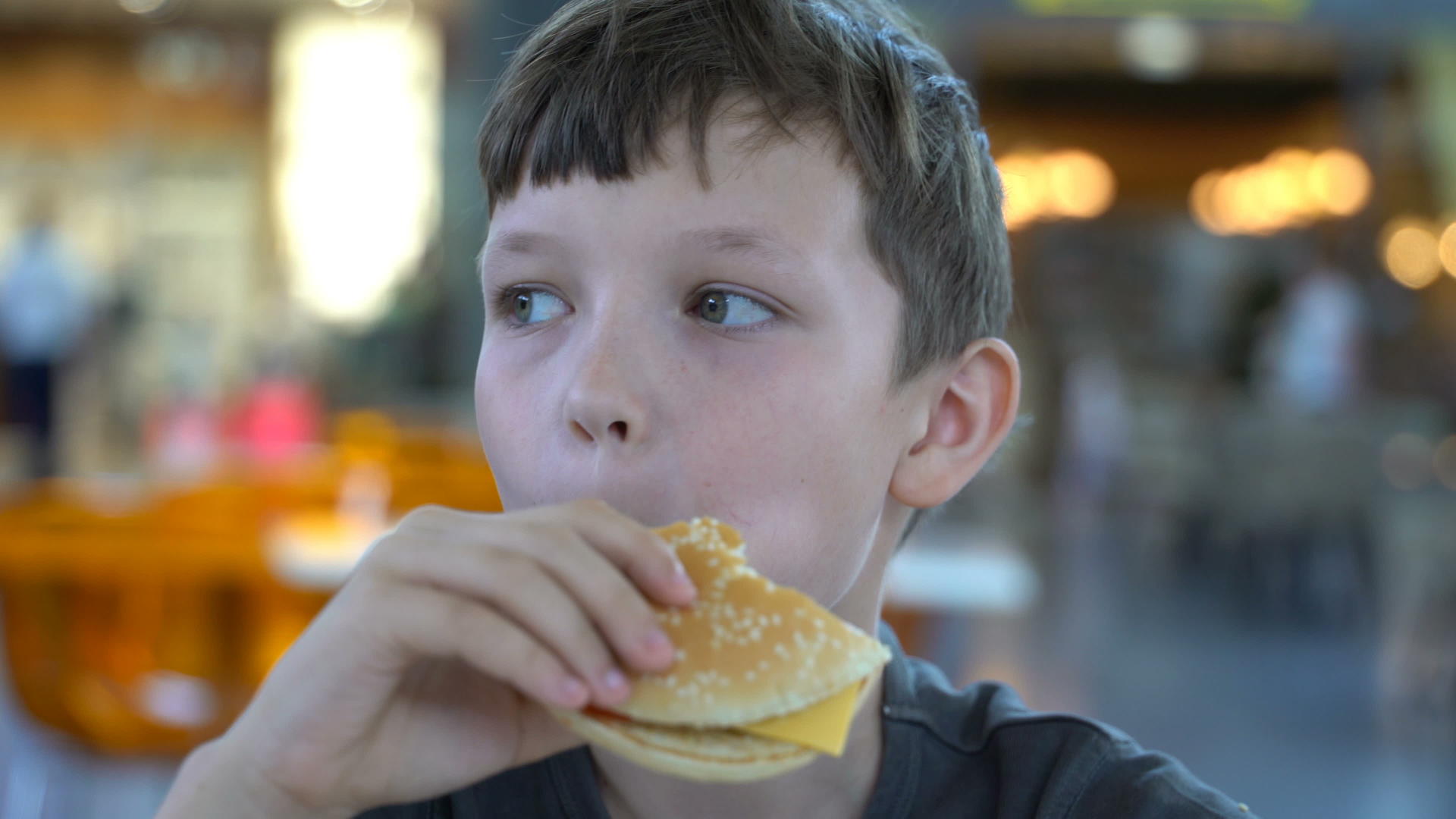 男孩吃汉堡视频的预览图