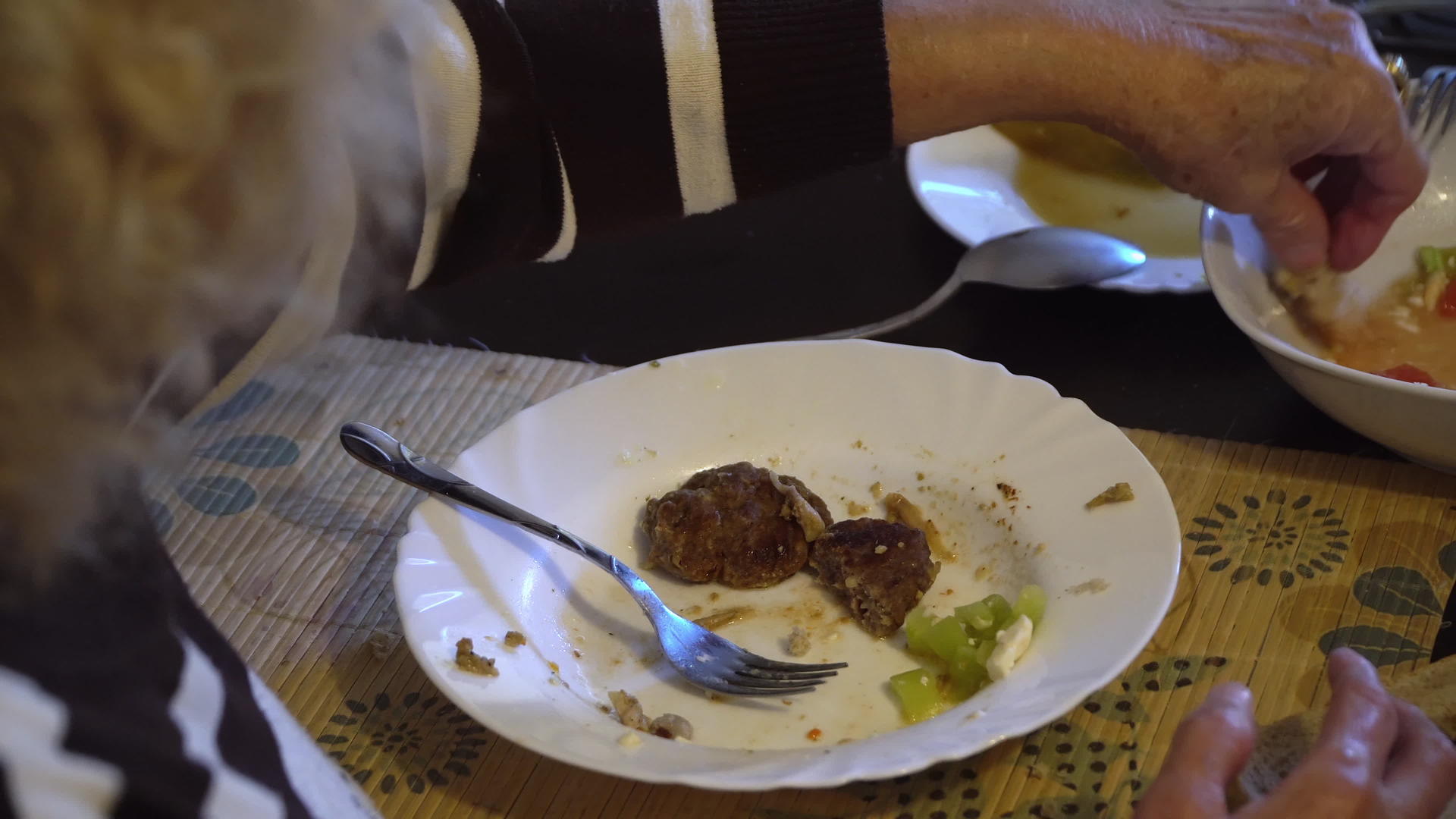 在家吃美味肉的老妇人视频的预览图