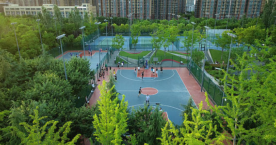 4K生态城市篮球场航拍视频的预览图