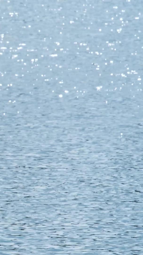 河面湖面波光粼粼水面闪光江面空镜水面视频的预览图