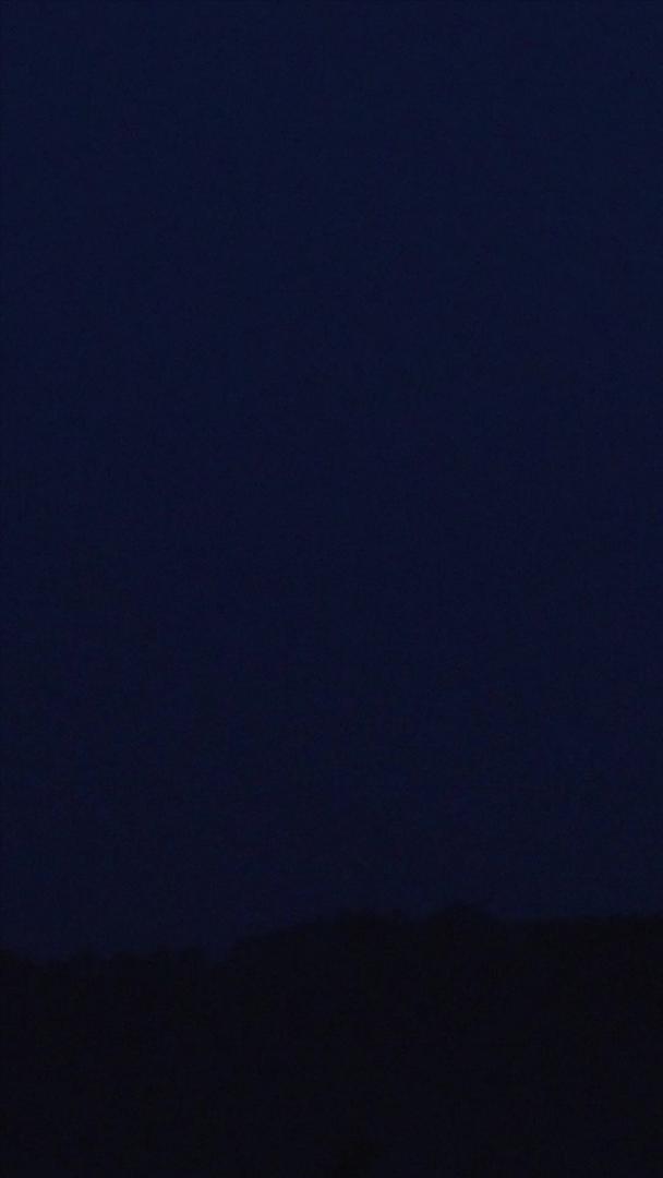 实拍夜晚云穿过月亮延时摄影视频的预览图