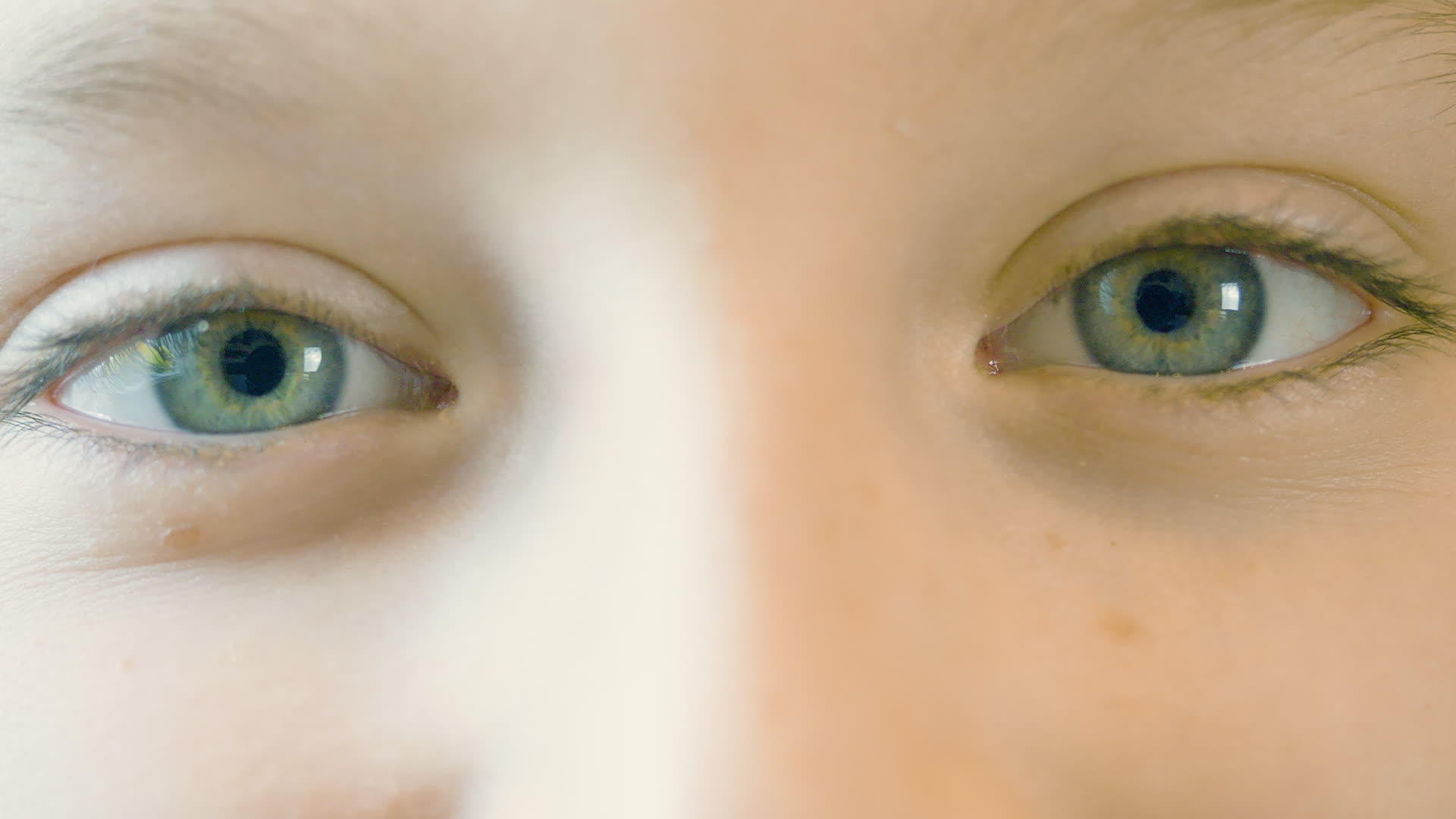 一双微笑的年轻女孩的眼睛视频的预览图