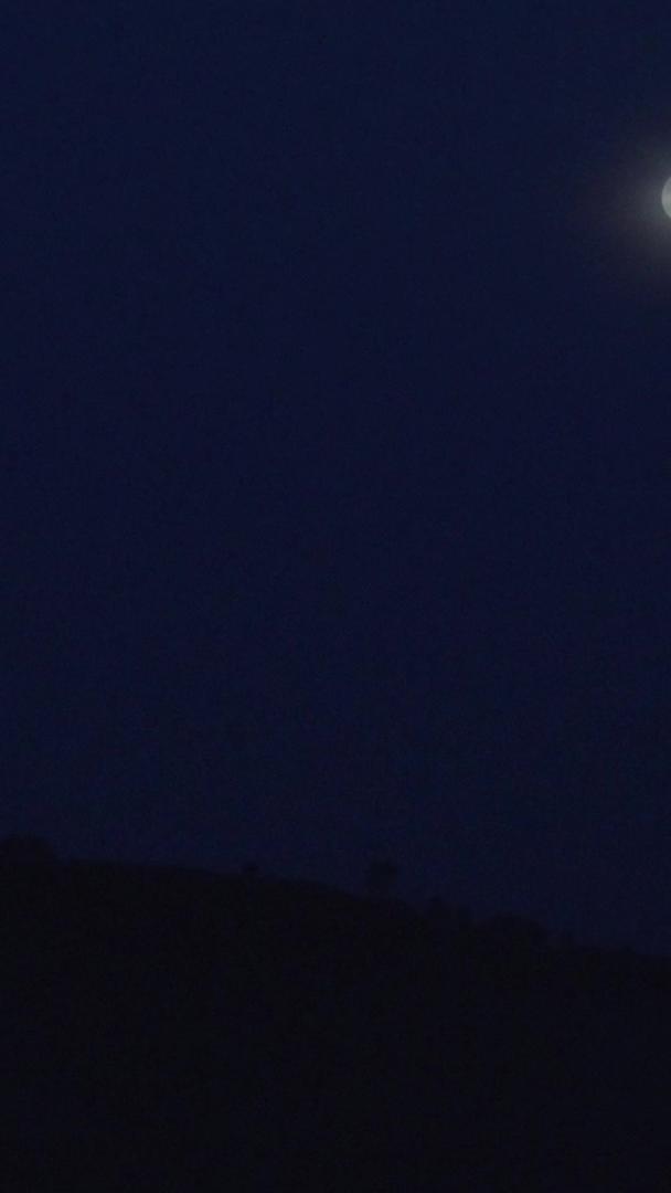 实拍夜晚云穿过月亮延时摄影视频的预览图