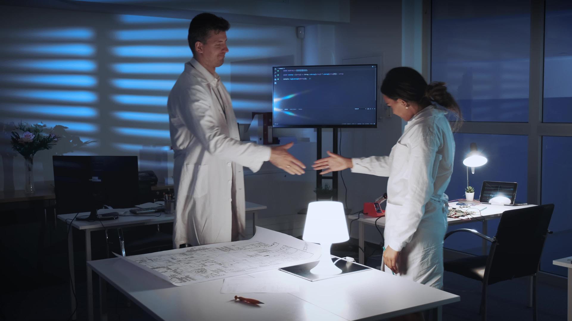 在实验室会议上两位不同的科学家亲自打招呼视频的预览图