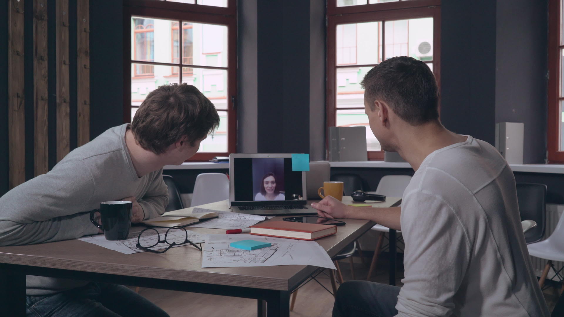设计师使用远程会议应用程序视频的预览图