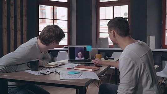设计师使用远程会议应用程序视频的预览图