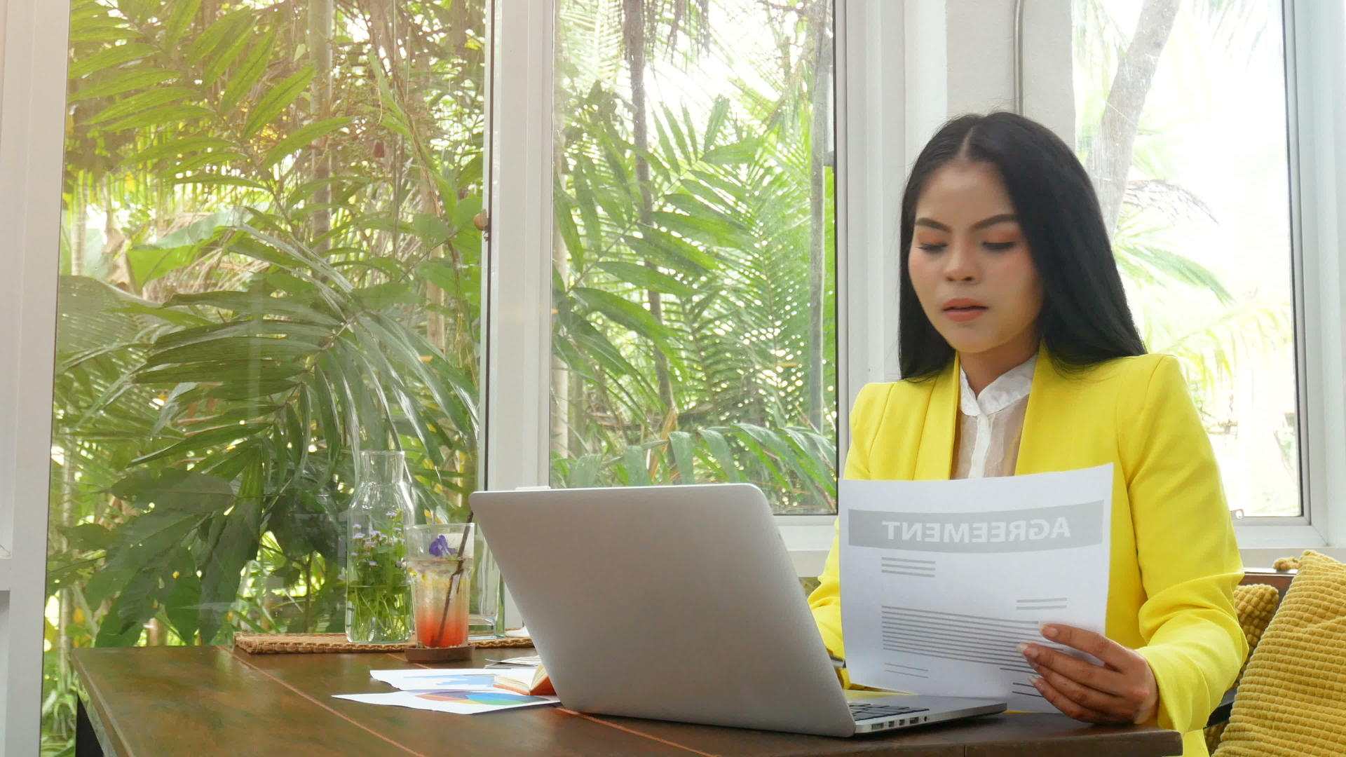 4k自信的亚洲女性商业女性阅读协议视频的预览图