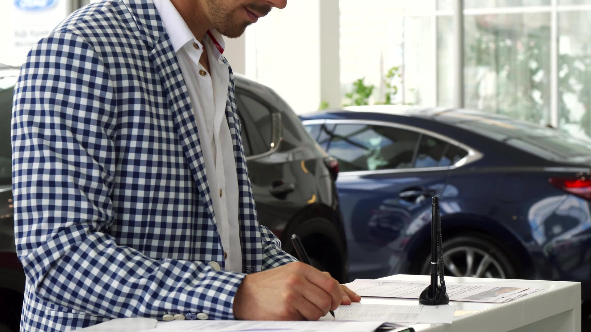 买方在购买汽车时签署了文件视频的预览图