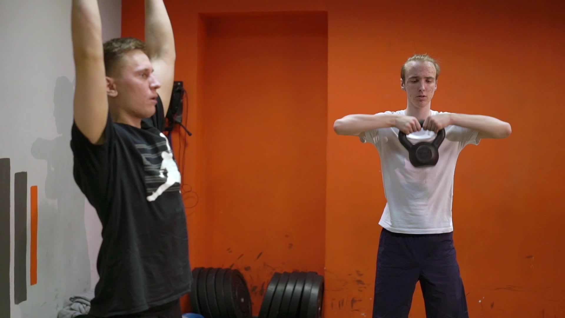 在交叉训练体育馆年轻人用武器锻炼手臂视频的预览图