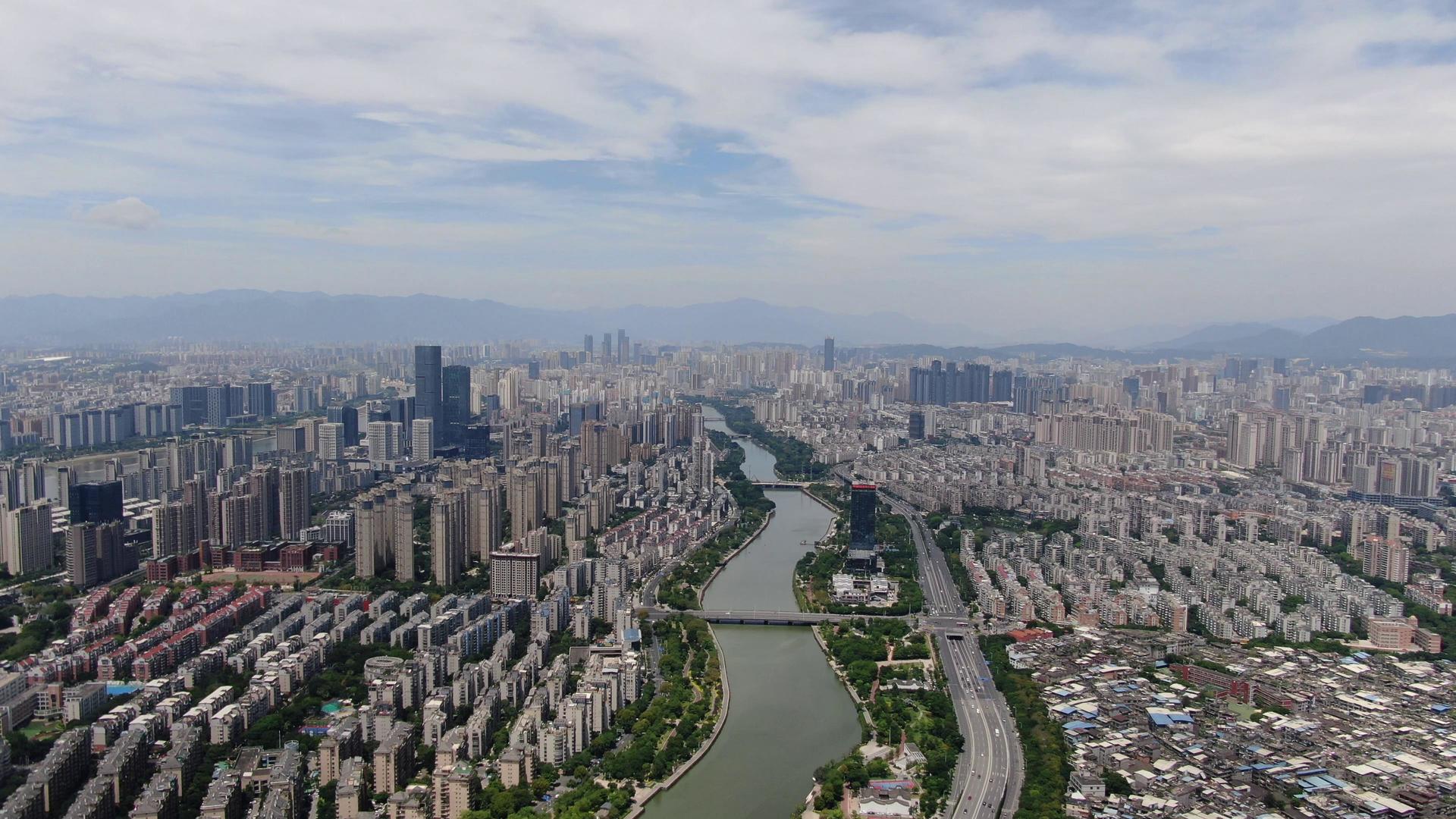 航拍城市天际线蓝天白云视频的预览图