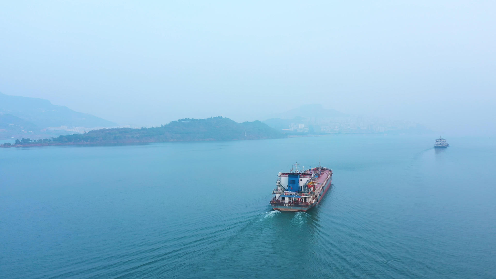 4K航拍长江中石油能源轮船向前行驶长江经济带视频的预览图