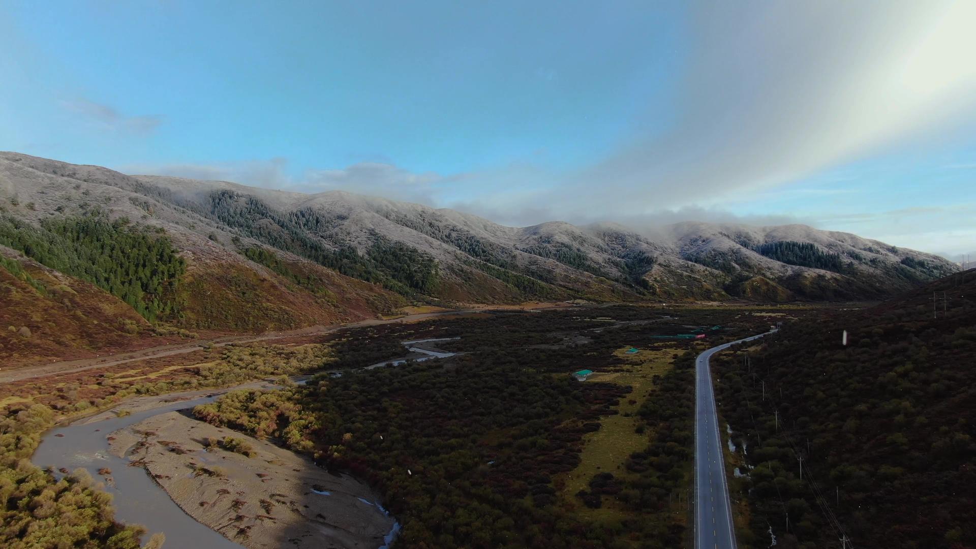 航拍秋天若尔盖下雪的草原公路视频视频的预览图