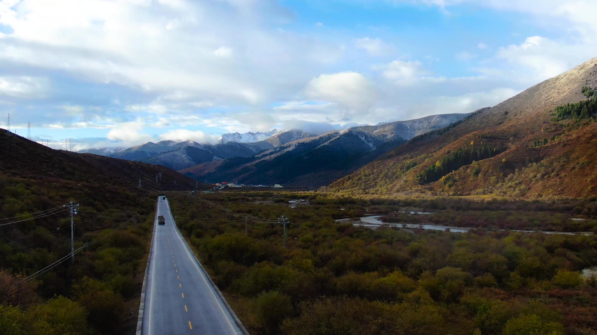 秋季若尔盖草原公路航拍视频视频的预览图