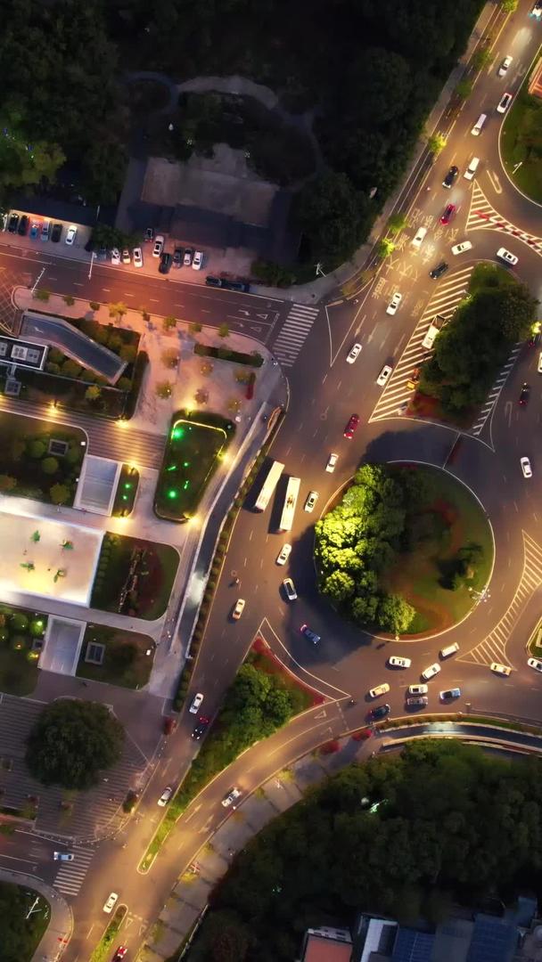 城市夜景环岛路口道路交通流量材料视频的预览图